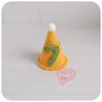 Подробнее о статье Вязаный колпачок для игрушки на День рождения с цифрой «7»