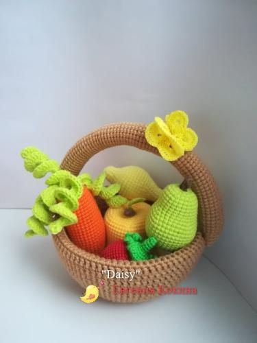 Вязаная корзина овощей и фруктов