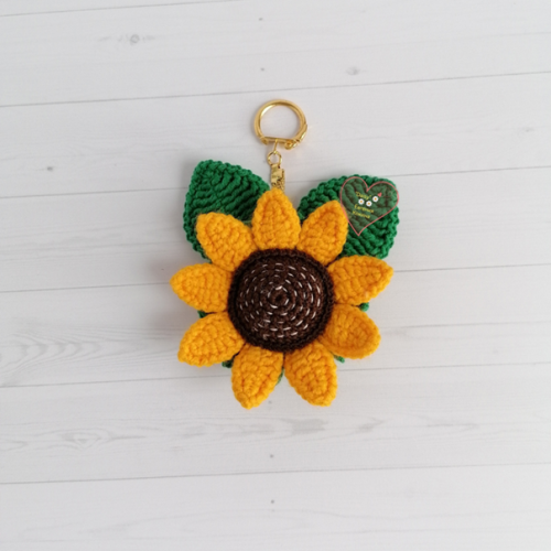 Вязаный подсолнух брелок.