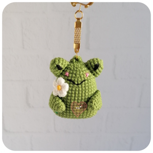 Вязаный лягушонок брелок.