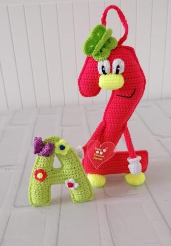 Вязаная цифра два и вязаная буква А