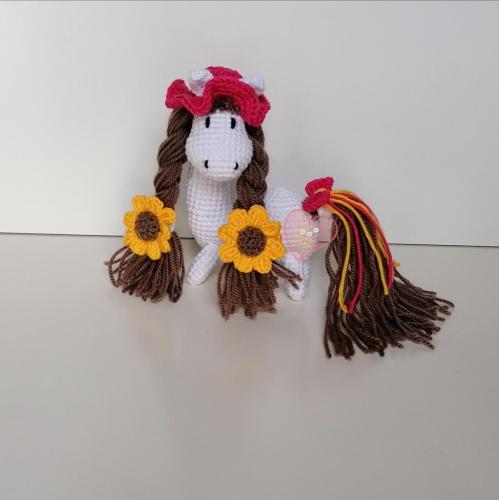 Вязаная лошадка