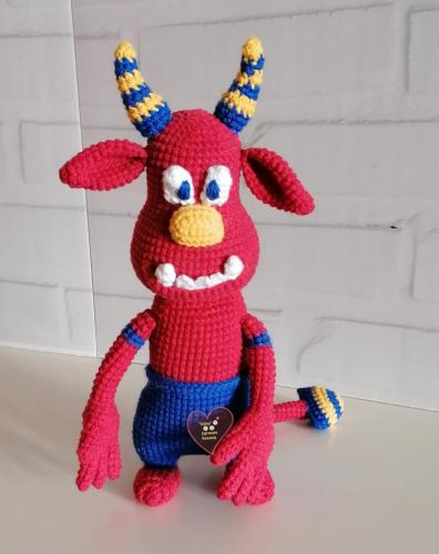 Вязаный монстрик "Монстрик Редбоо". 